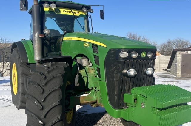 John Deere 8330
